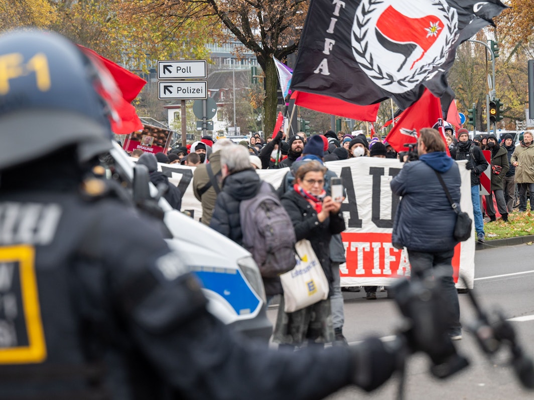 Die Antifa demonstriert in Köln gegen eine pro-russische Demonstration.