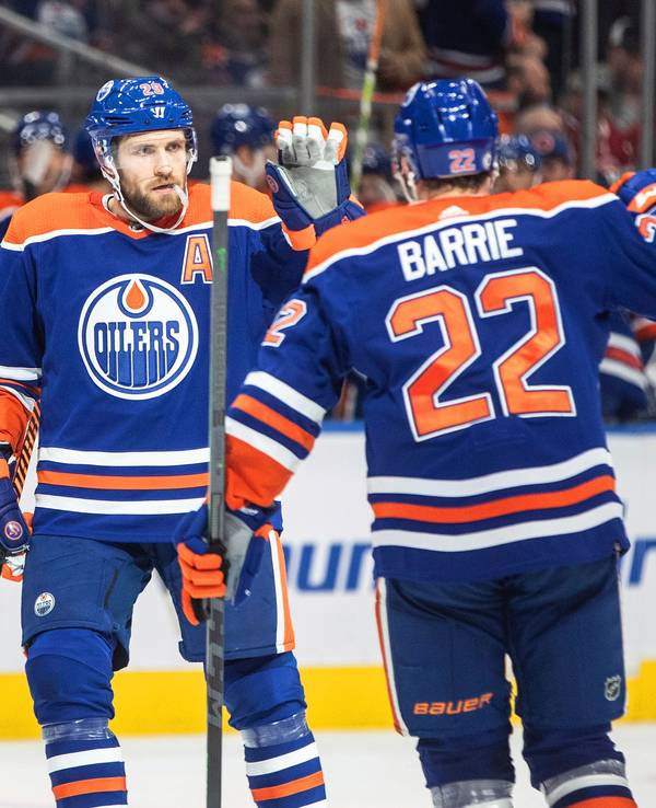 Leon Draisaitl jubelt in der NHL mit Teamkollege Tyson Barrie über einen seiner insgesamt vier Scorerpunkte beim Sieg der Edmonton Oilers gegen die Montréal Canadiens.