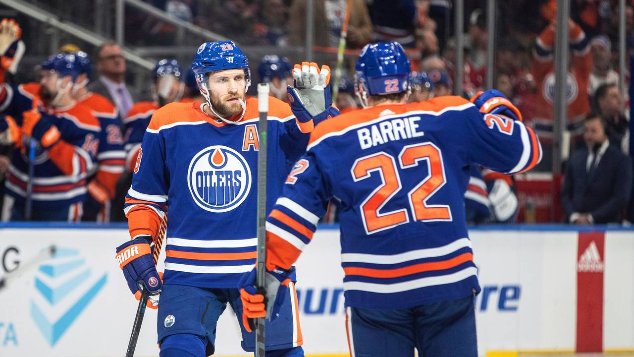 Leon Draisaitl jubelt in der NHL mit Teamkollege Tyson Barrie über einen seiner insgesamt vier Scorerpunkte beim Sieg der Edmonton Oilers gegen die Montréal Canadiens.
