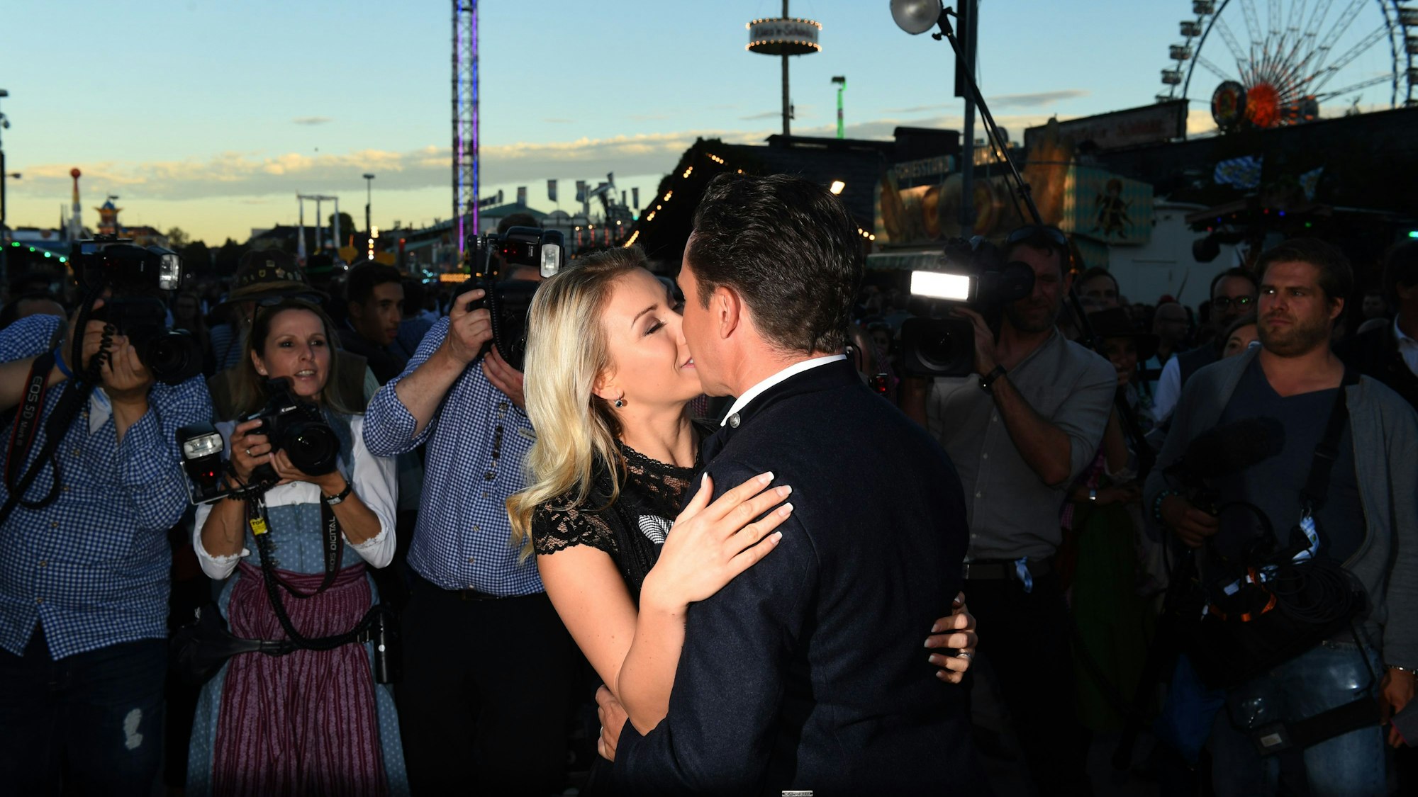 Der Sänger Stefan Mross und Anna-Carina Woitschack küssen sich 2018 auf dem Oktoberfest beim Käferzelt. Nach dem Liebes-Aus zeigt sich Mross eng an eng mit einem bekannten TV-Gesicht.