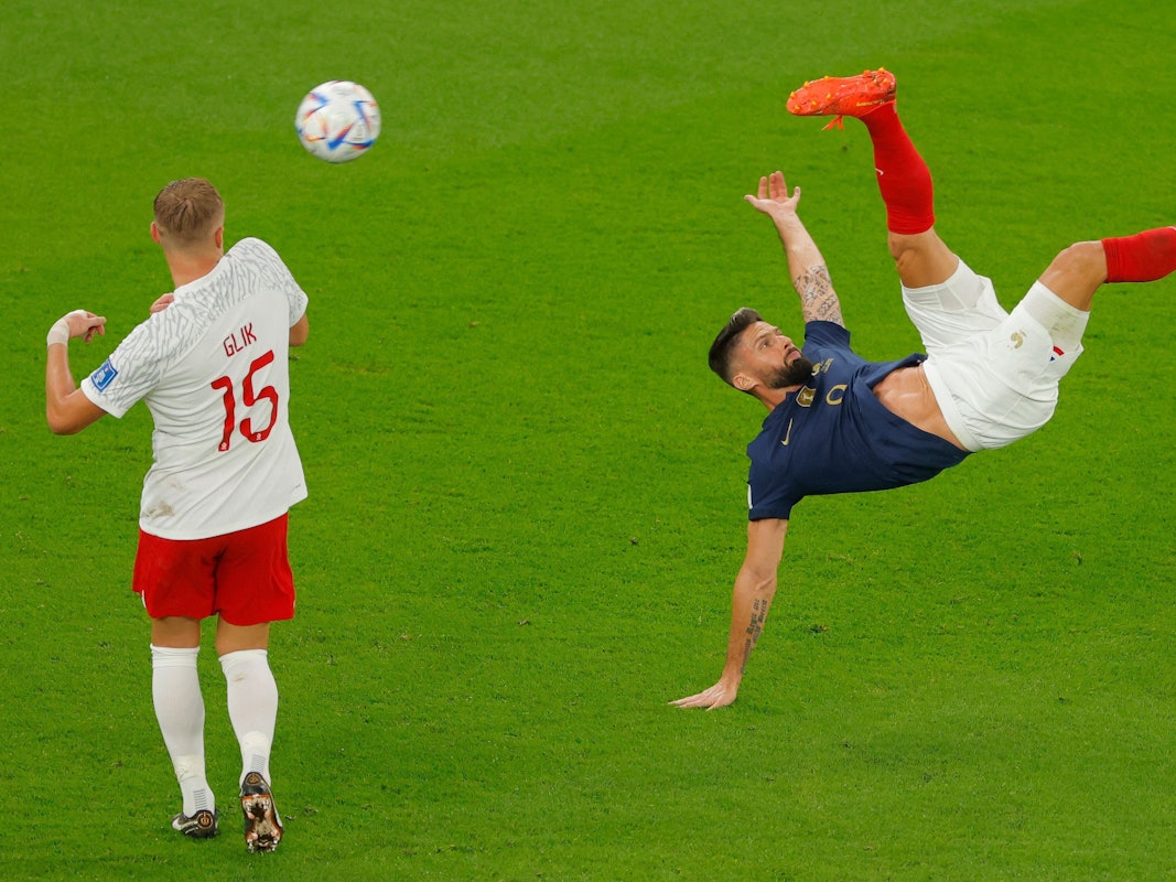 Olivier Giroud versucht es mit einem Fallrückzieher.