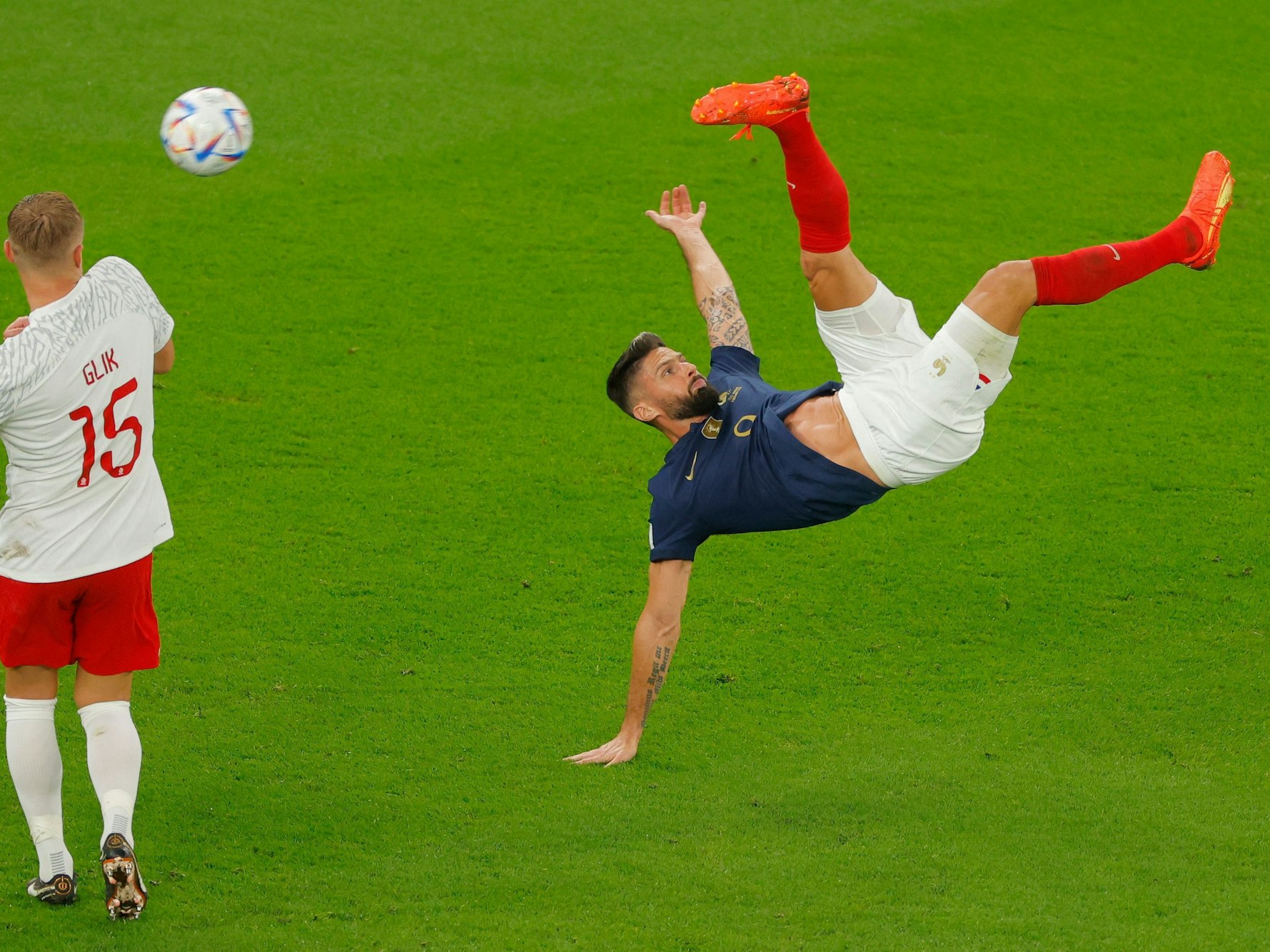 Olivier Giroud versucht es mit einem Fallrückzieher.