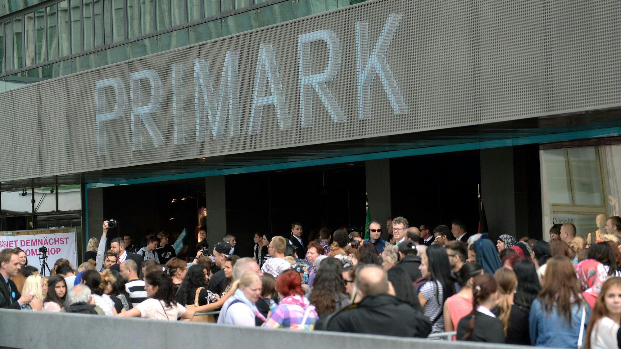Diese Zeiten scheinen vorbei: 2014 wurde auf dem Alexanderplatz in Berlin eine Primark-Filiale eröffnet, der Andrang war gewaltig.