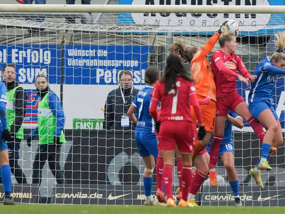 Im Frauen-Spiel zwischen dem SV Meppen und dem 1. FC Köln stürzen sich mehrere Spielerinnen bei einer Ecke ins Getümmel.