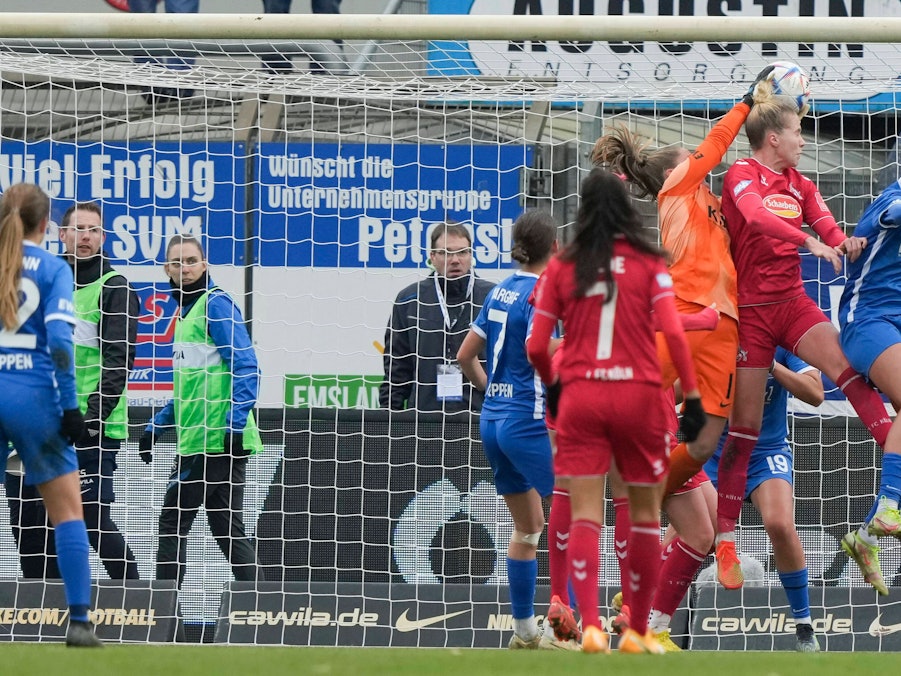 Im Frauen-Spiel zwischen dem SV Meppen und dem 1. FC Köln stürzen sich mehrere Spielerinnen bei einer Ecke ins Getümmel.