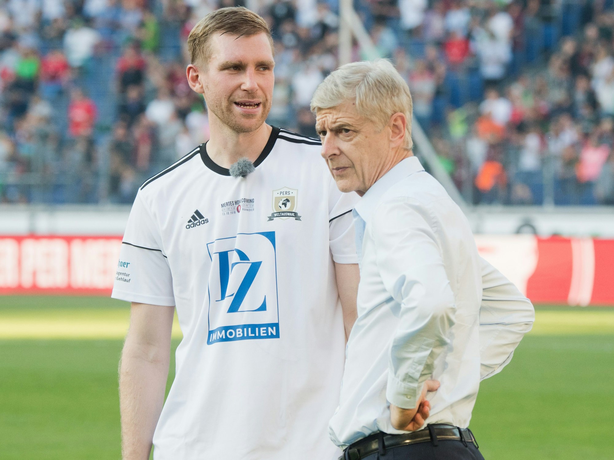 Per Mertesacker steht bei seinem Abschiedsspiel in der HDI-Arena mit seinem langjährigen Arsenal-Trainer Arsene Wenger.