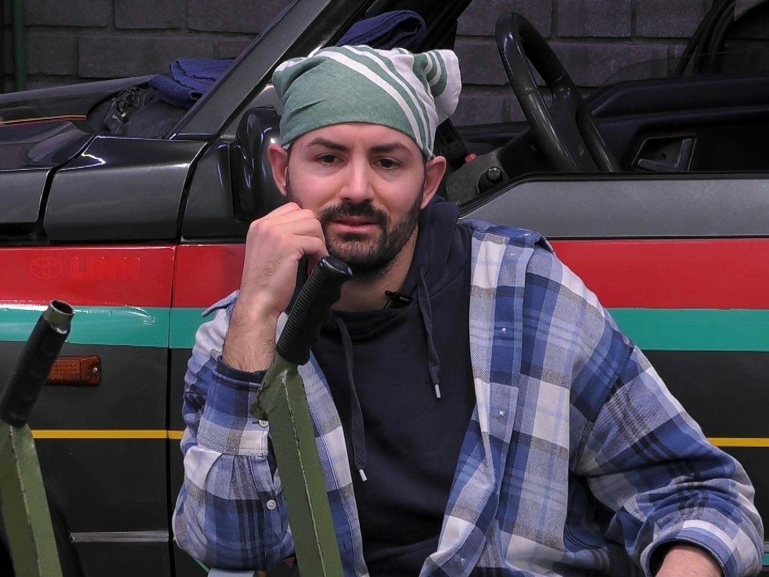 Menderes sitzt in der Garage von Promi Big Brother.