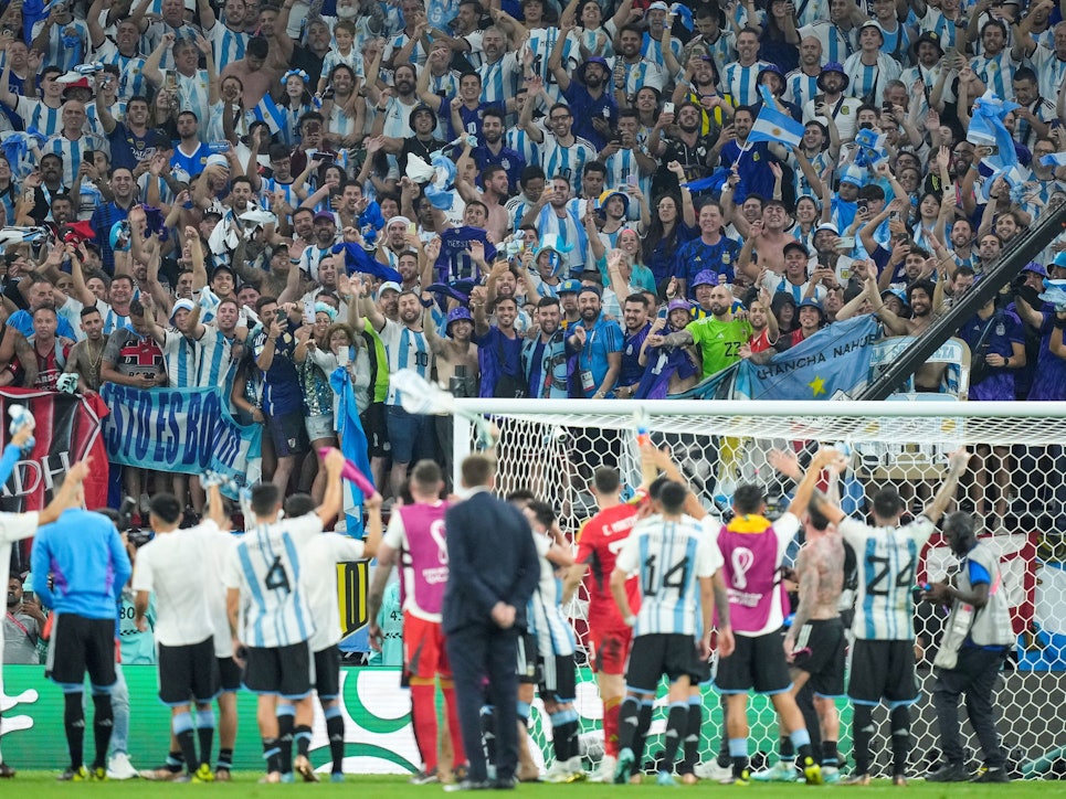 Argentinien-Fans feiern gemeinsam mit ihren Spielern den Einzug ins Viertelfinale der WM 2022.