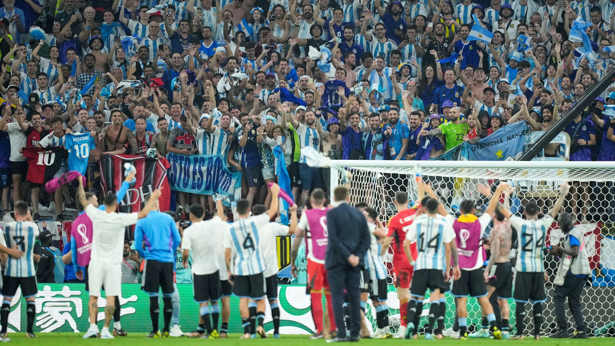 Argentinien-Fans feiern gemeinsam mit ihren Spielern den Einzug ins Viertelfinale der WM 2022.