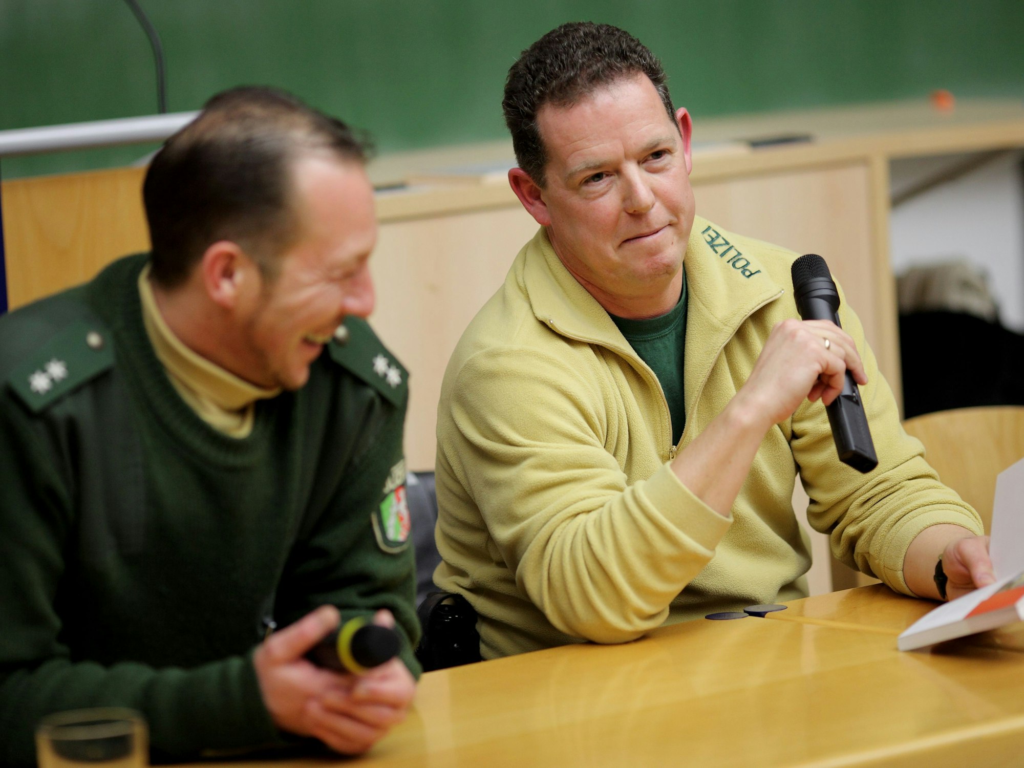 Die Bochumer Polizisten Thomas ¿Harry¿ Weinkauf (l) und Torsten ¿Toto¿ Heim aus der Sat.1-Serie "Toto und Harry" halten am Donnerstag (14.01.2010) vor Jurastudenten der Ruhr-Universität in Bochum eine Vorlesung über Polizei- und Ordnungsrecht.