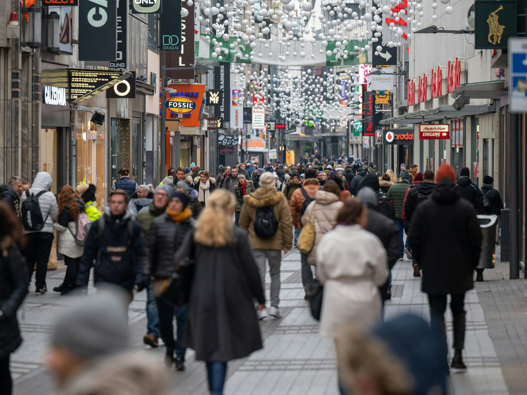 Viele Menschen gehen zu Fuß durch die Hohe Straße in Köln. Der verkaufsoffene Sonntag war gut besucht.