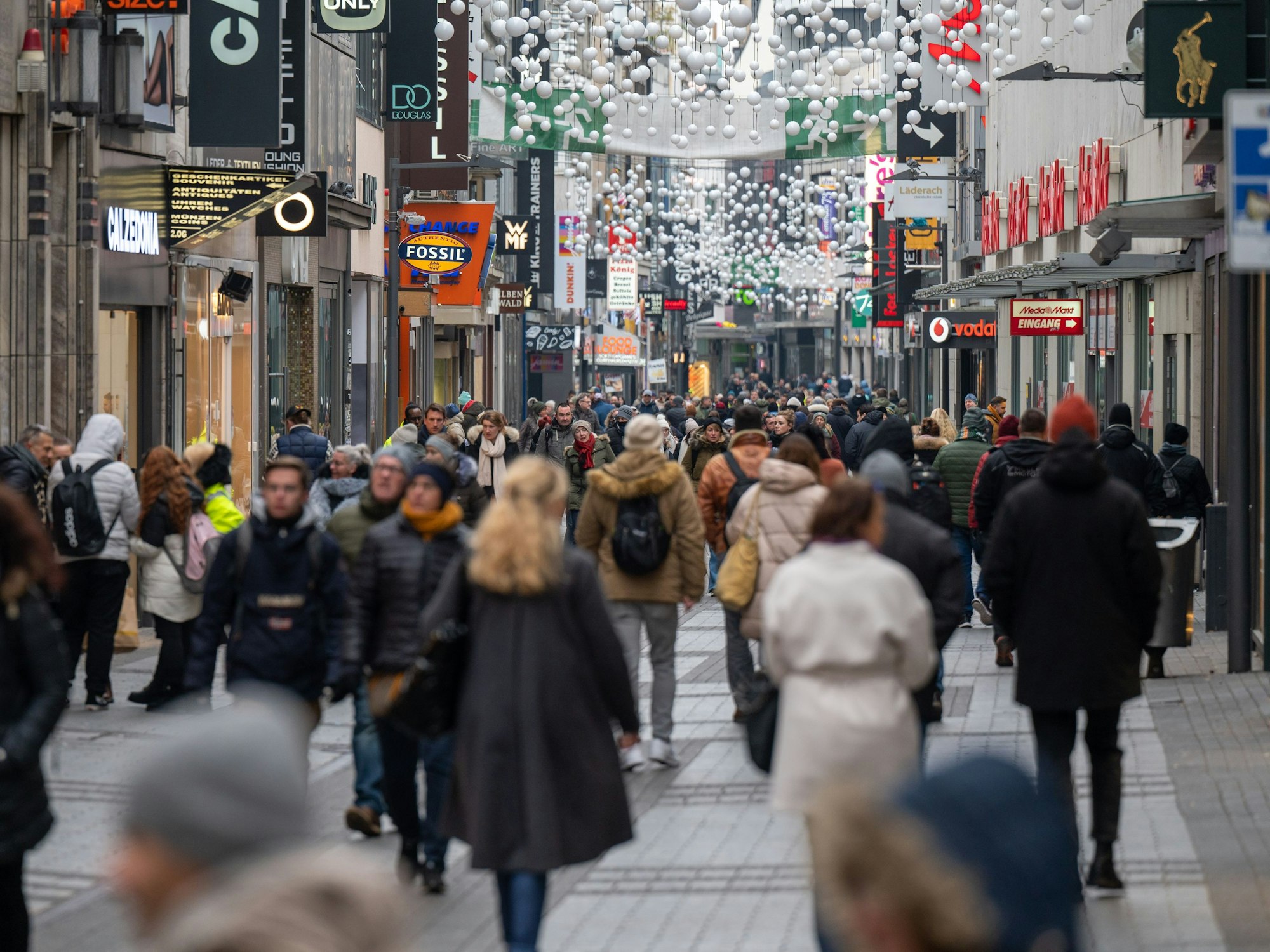 Viele Menschen gehen zu Fuß durch die Hohe Straße in Köln. Der verkaufsoffene Sonntag war gut besucht.