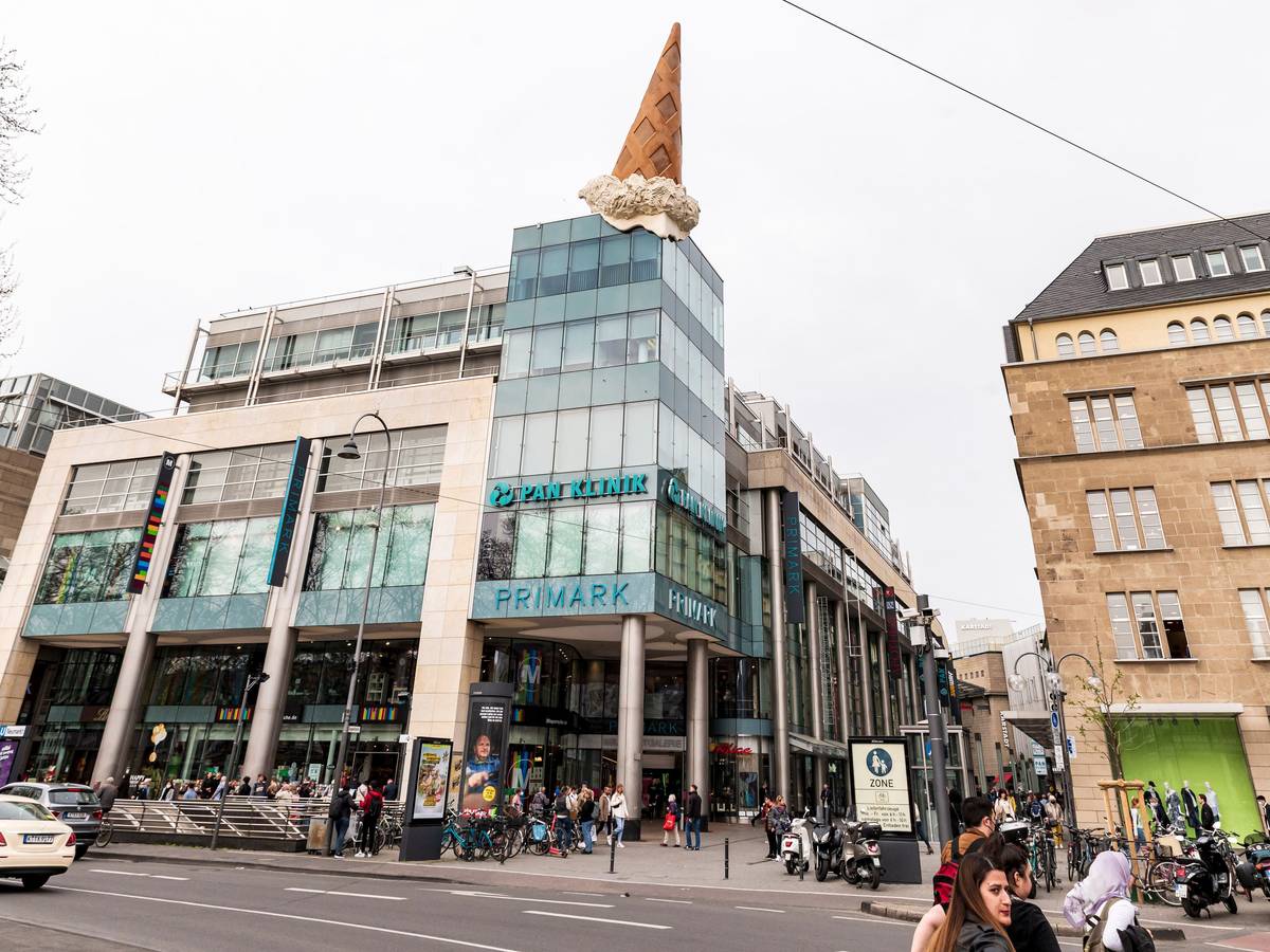 Außenansicht auf die Neumarkt-Galerie in Köln. Hier erstreckt sich eine Primark-Filiale über vier Etagen.