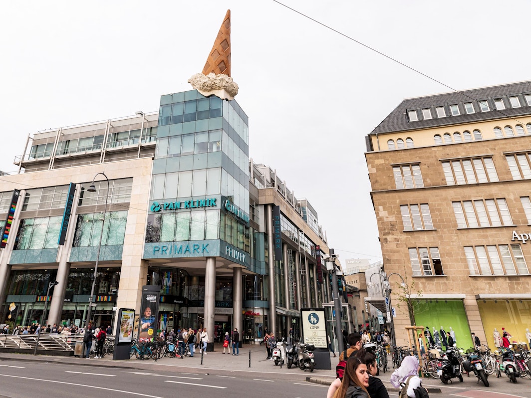 Außenansicht auf die Neumarkt-Galerie in Köln. Hier erstreckt sich eine Primark-Filiale über vier Etagen.