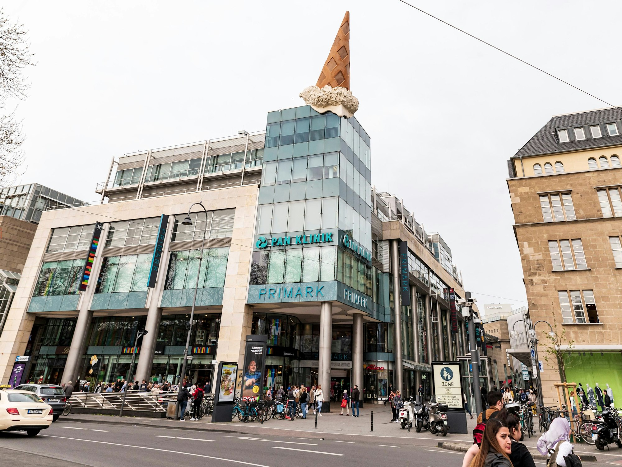 Außenansicht auf die Neumarkt-Galerie in Köln. Hier erstreckt sich eine Primark-Filiale über vier Etagen.
