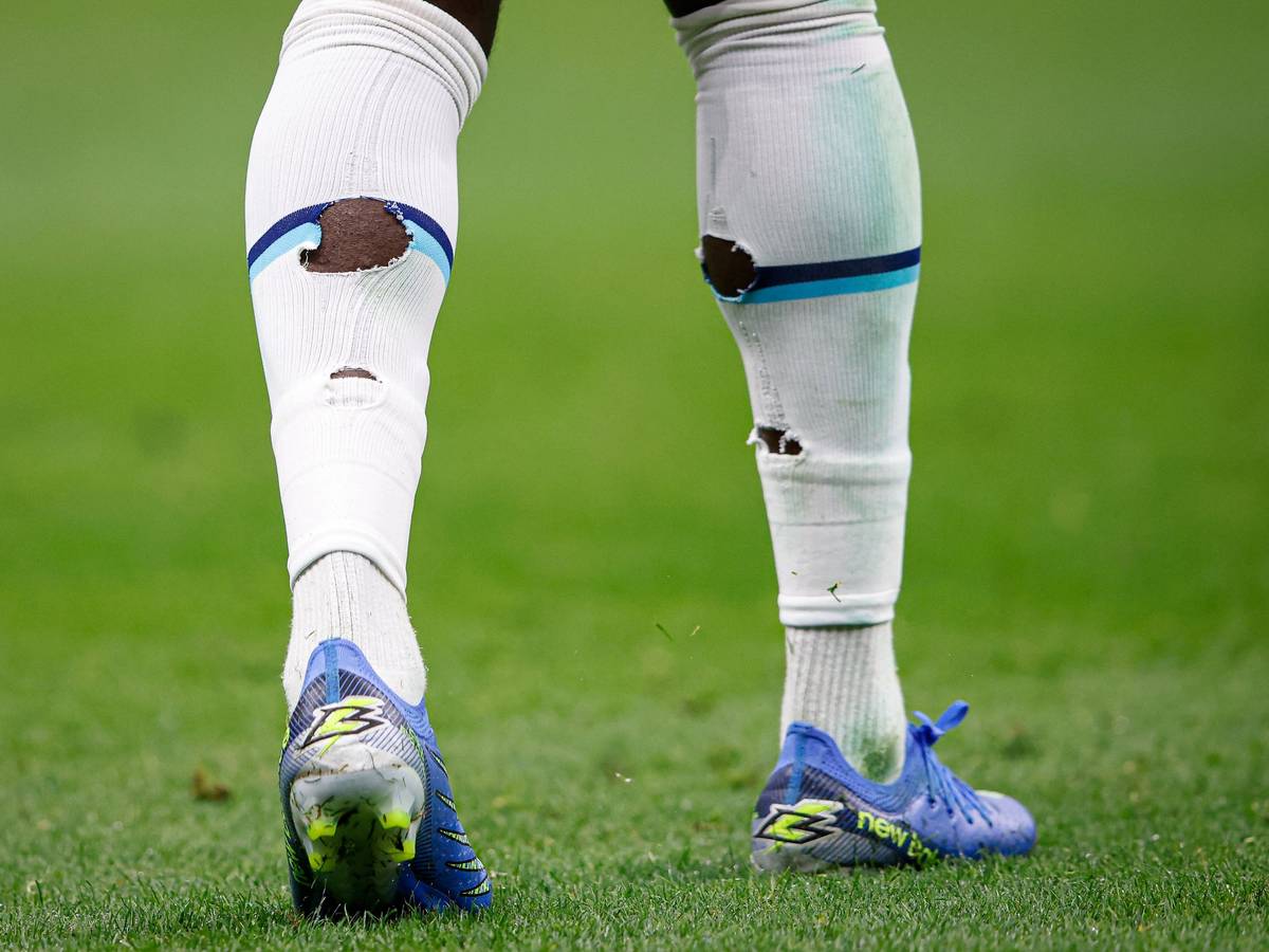 Die Beine von Englands Nationalspieler Bukayo Saka im WM-Spiel gegen die USA