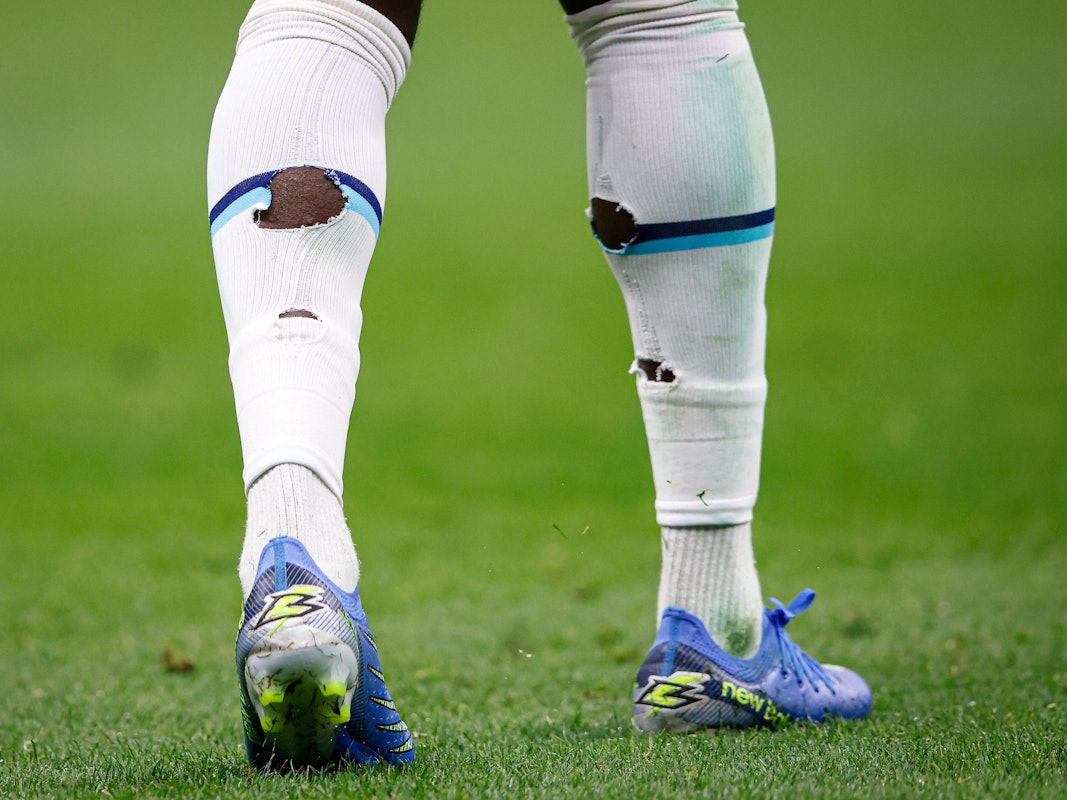 Die Beine von Englands Nationalspieler Bukayo Saka im WM-Spiel gegen die USA