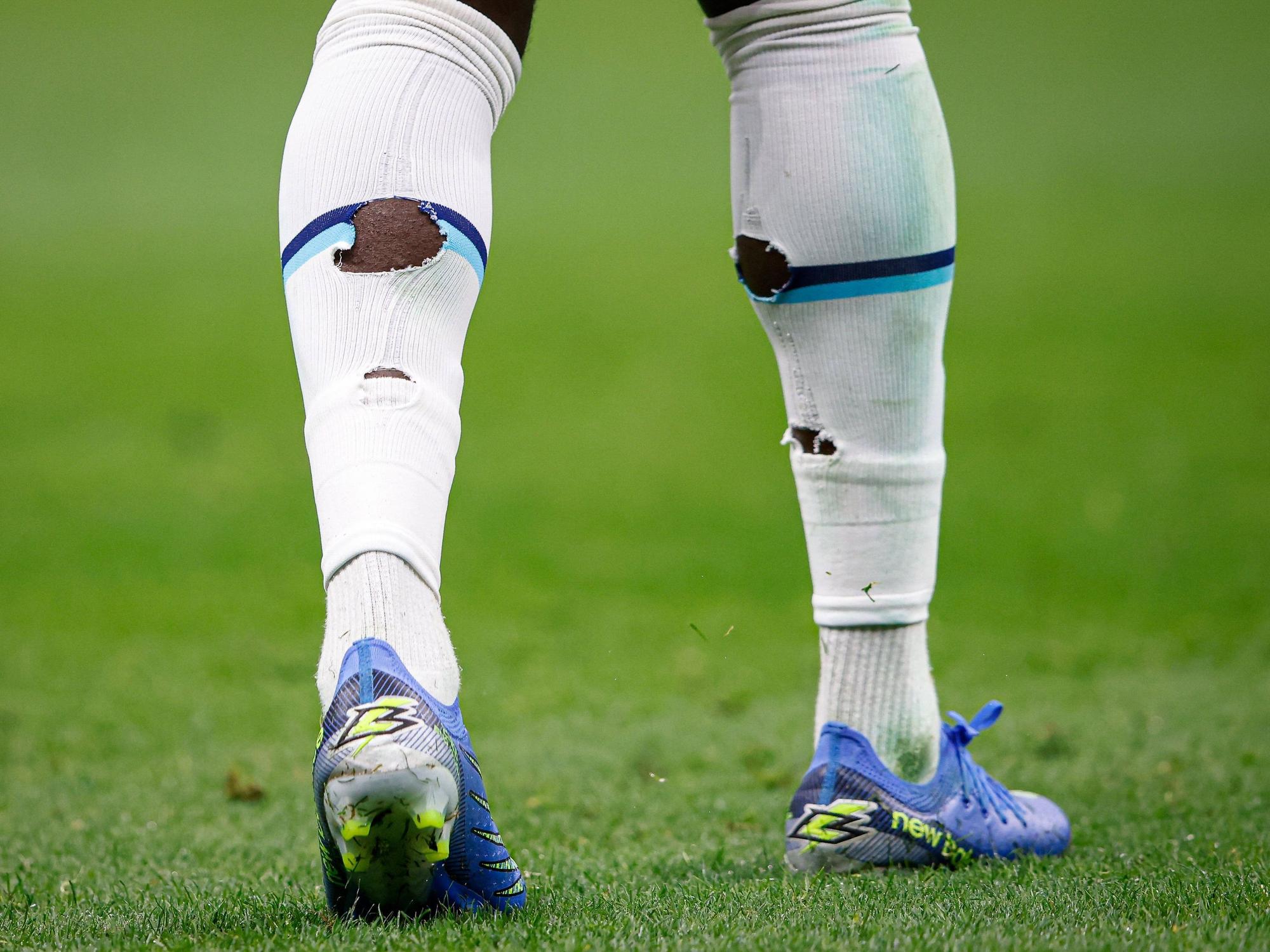 Die Beine von Englands Nationalspieler Bukayo Saka im WM-Spiel gegen die USA