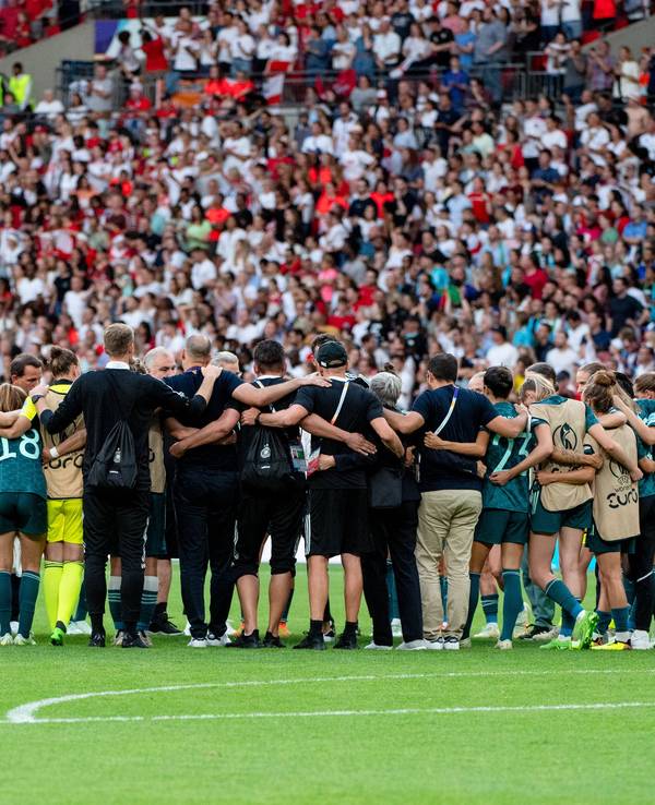 Das deutsche Nationaltam steht nach der Niederlage gegen England im EM-Finale am 31. Juli 2022 im Kreis zusammen.