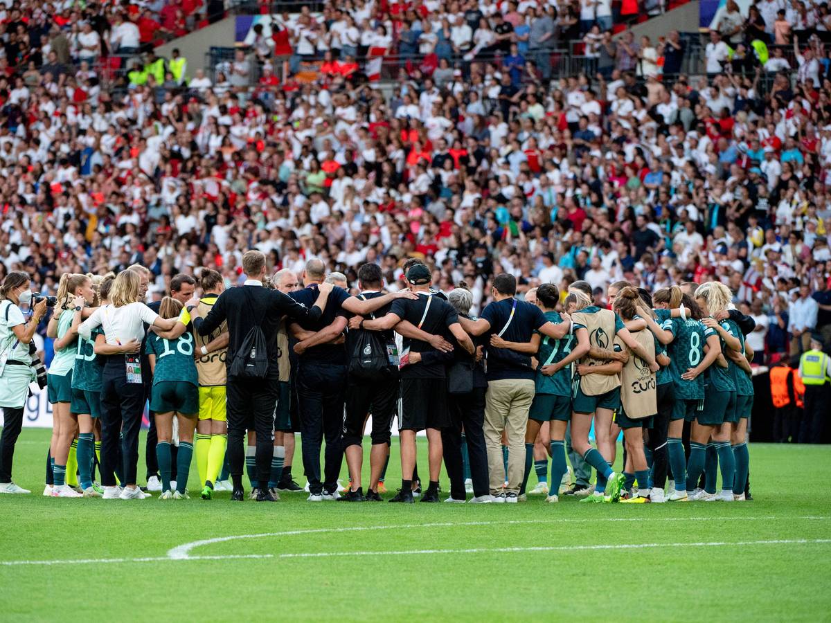 Das deutsche Nationaltam steht nach der Niederlage gegen England im EM-Finale am 31. Juli 2022 im Kreis zusammen.