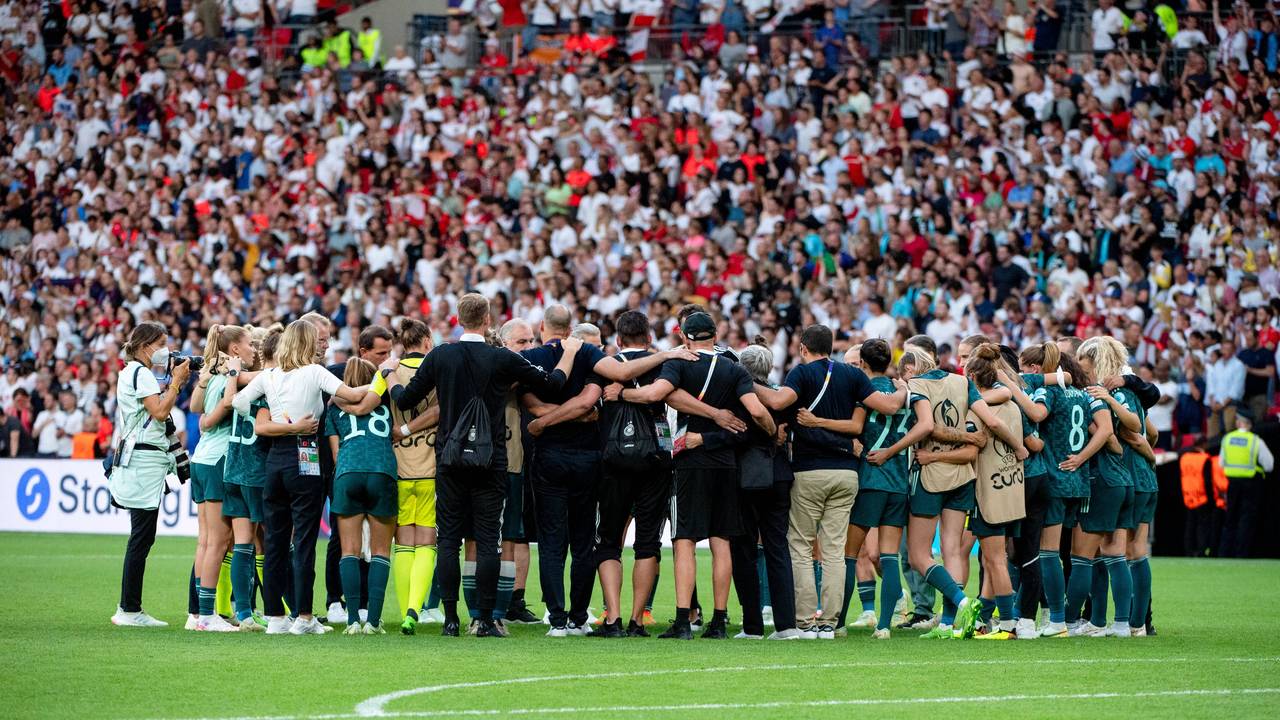 Das deutsche Nationaltam steht nach der Niederlage gegen England im EM-Finale am 31. Juli 2022 im Kreis zusammen.