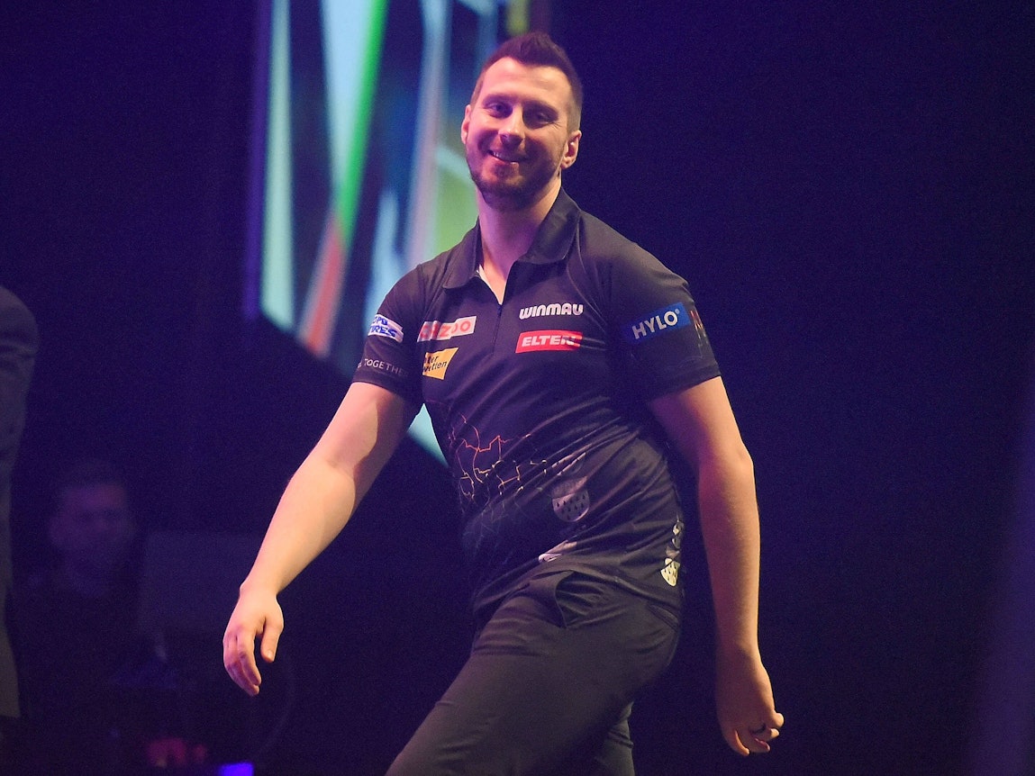 Darts-Profi Florian Hempel geht über die Bühne.