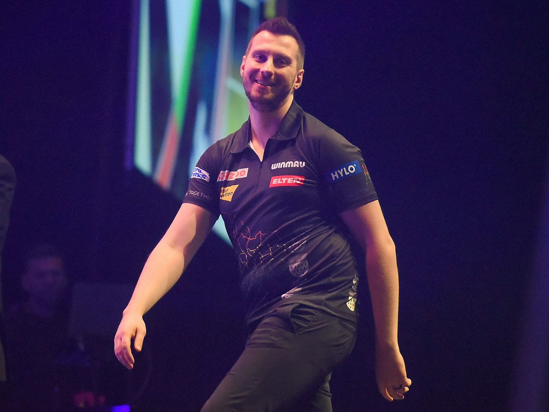 Darts-Profi Florian Hempel geht über die Bühne.