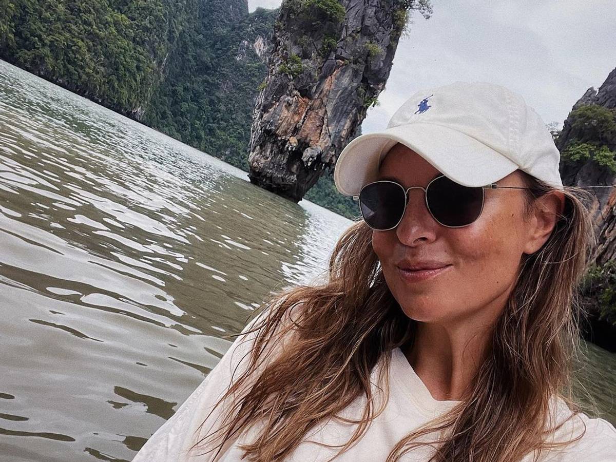 Laura Wontorry steht vor der Nadelinsel aus dem James-Bond-Film „Der Mann mit dem goldenen Colt“.