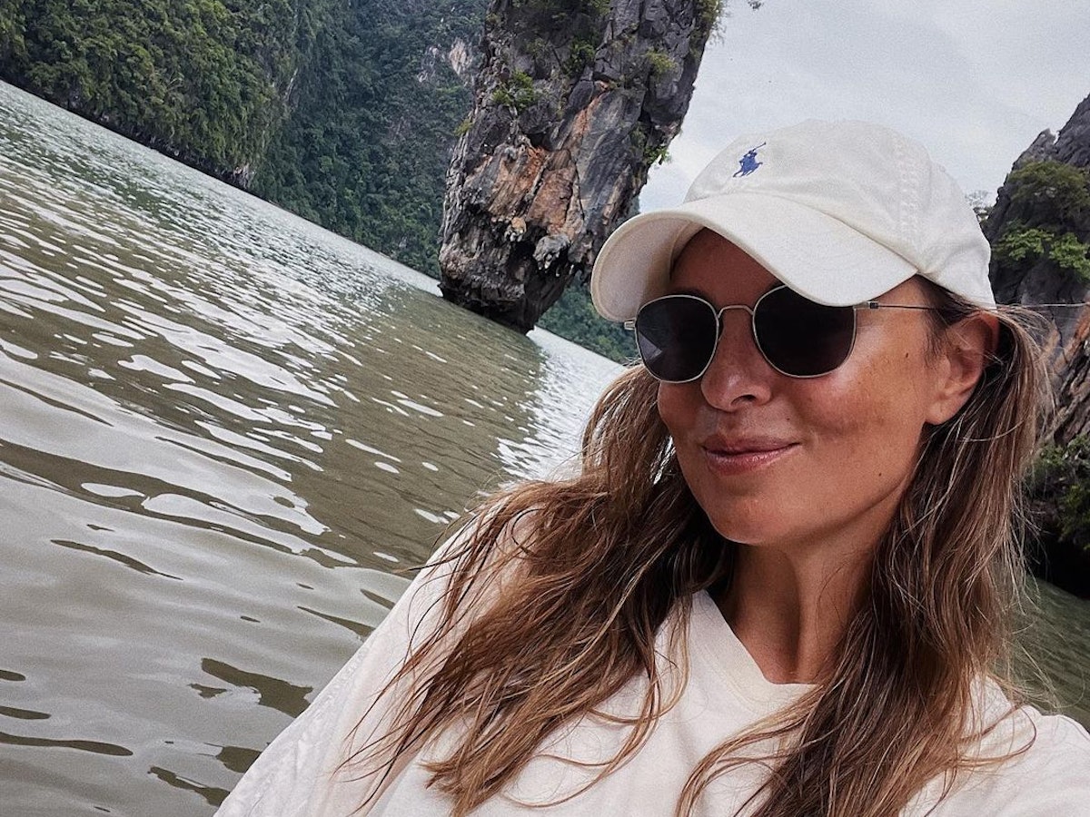 Laura Wontorry steht vor der Nadelinsel aus dem James-Bond-Film „Der Mann mit dem goldenen Colt“.