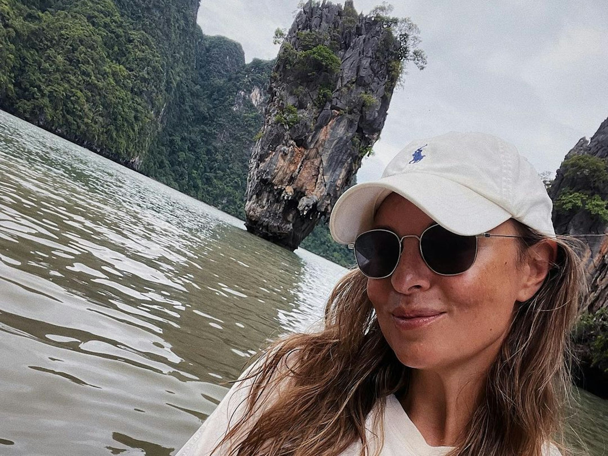 Laura Wontorry steht vor der Nadelinsel aus dem James-Bond-Film „Der Mann mit dem goldenen Colt“.