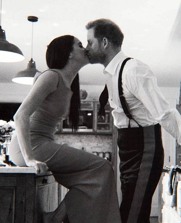 Das von Netflix veröffentlichte Bild zeigt Prinz Harry und Herzogin Meghan in einer Szene der Dokumentation „Harry & Meghan“.