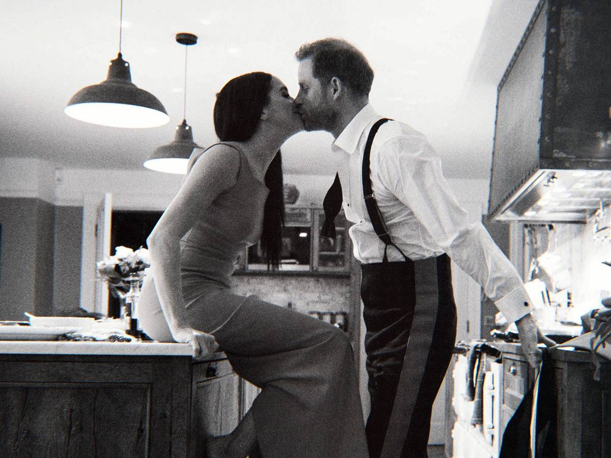 Das von Netflix veröffentlichte Bild zeigt Prinz Harry und Herzogin Meghan in einer Szene der Dokumentation „Harry & Meghan“.