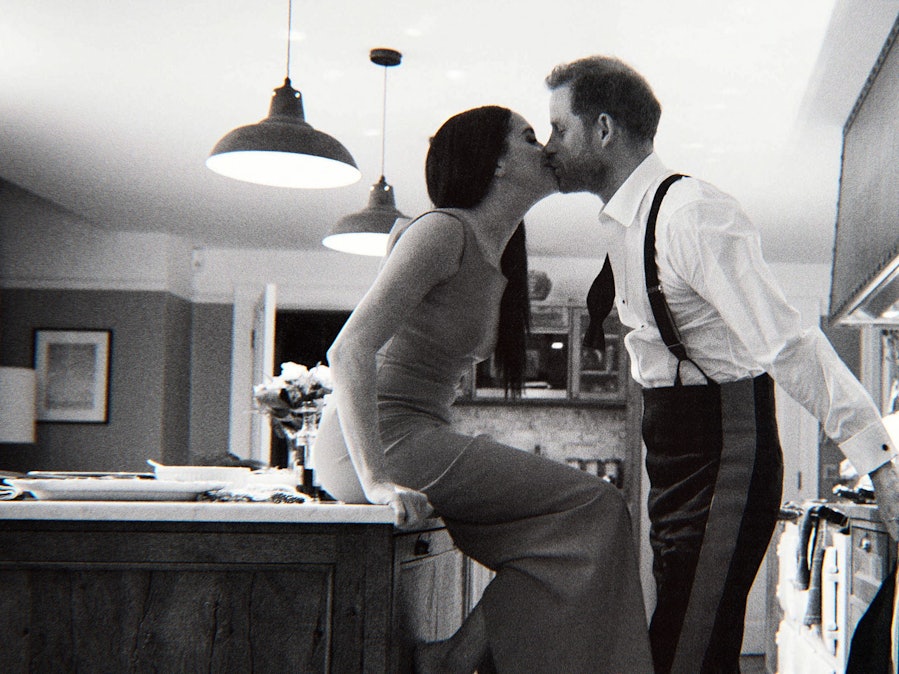 Das von Netflix veröffentlichte Bild zeigt Prinz Harry und Herzogin Meghan in einer Szene der Dokumentation „Harry & Meghan“.