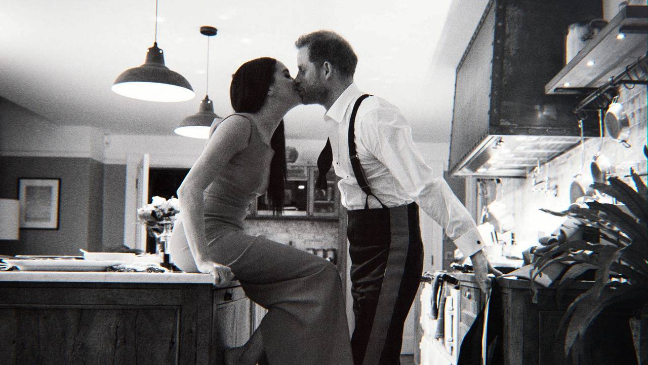 Das von Netflix veröffentlichte Bild zeigt Prinz Harry und Herzogin Meghan in einer Szene der Dokumentation „Harry & Meghan“.