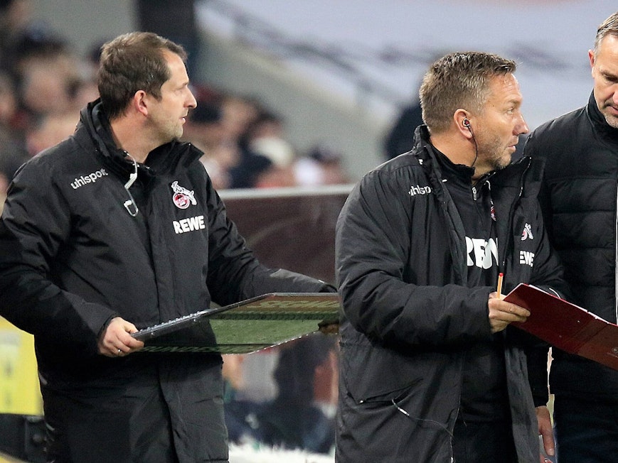 Manfred Schmid und Achim Beierlorzer beraten sich am Spielfeldrand bei einem Spiel des 1. FC Köln.