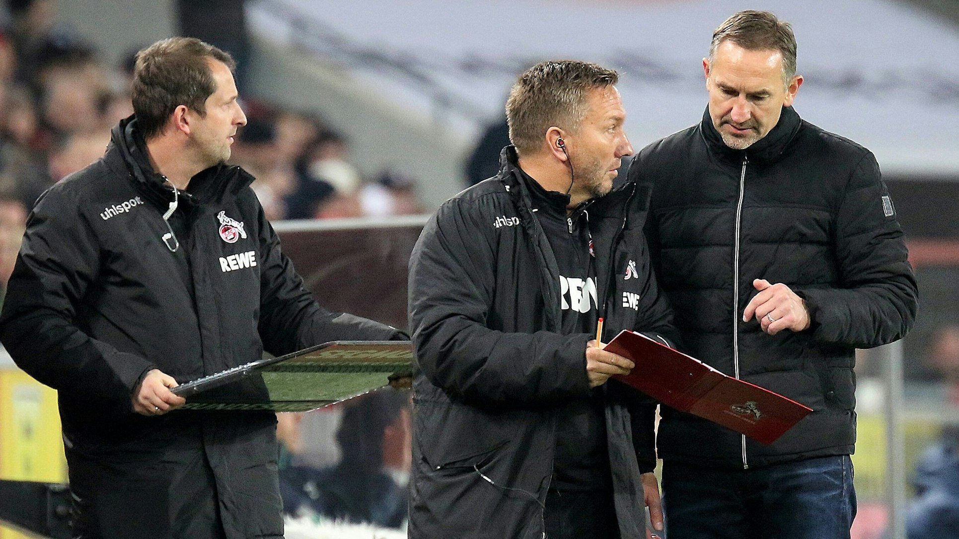 Manfred Schmid und Achim Beierlorzer beraten sich am Spielfeldrand bei einem Spiel des 1. FC Köln.