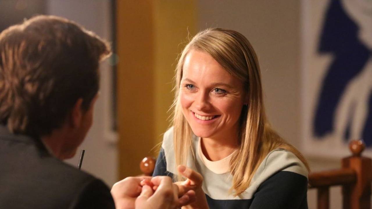 Anni Sulmtaler (Anna Unterberger) ist im neuen Krimi Steirergeld Flirt-Modus.