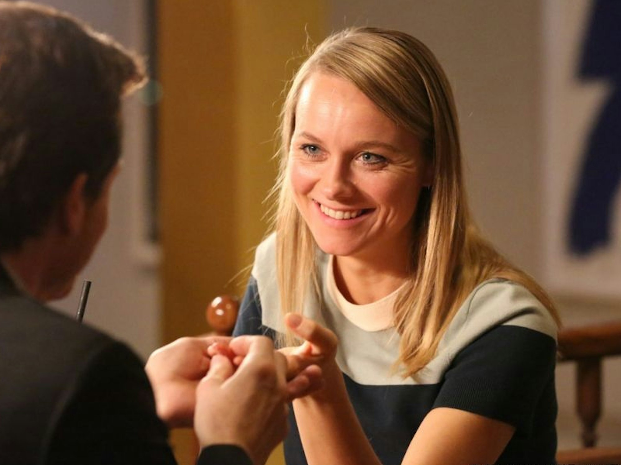 Anni Sulmtaler (Anna Unterberger) ist im neuen Krimi Steirergeld Flirt-Modus.