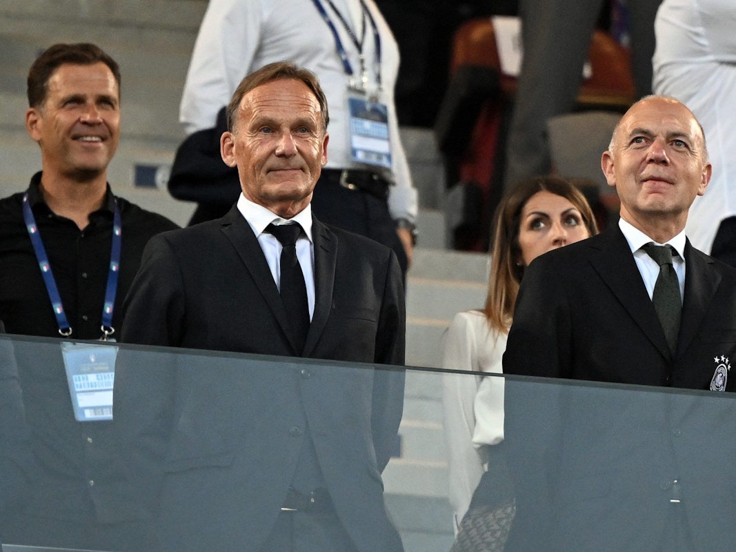 Bernd Neuendorf (r), DFB-Präsident und sein Stellvertreter Hans-Joachim Watzke (l) stehen auf der Tribüne.