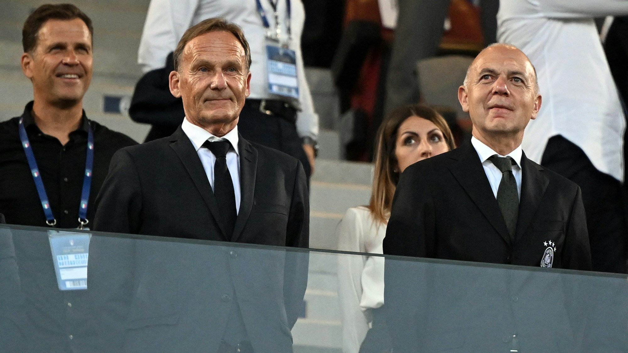 Bernd Neuendorf (r), DFB-Präsident und sein Stellvertreter Hans-Joachim Watzke (l) stehen auf der Tribüne.