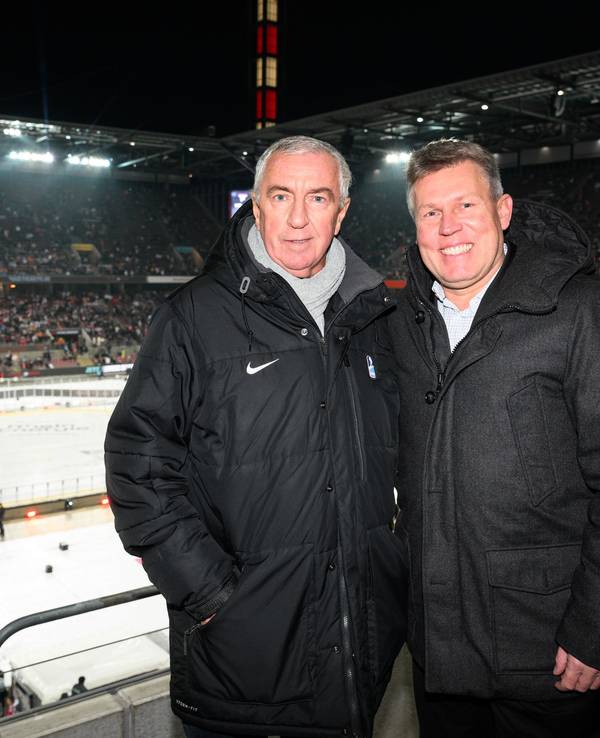 IIHF-Präsident Luc Tardif und DEL-Geschäftsführer Gernot Tripcke stehen im Rhein-Energie-Stadion beim Eishockey-Spiel Haie gegen Mannheim.