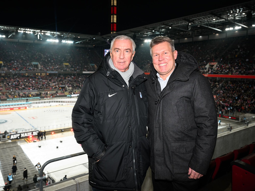 IIHF-Präsident Luc Tardif und DEL-Geschäftsführer Gernot Tripcke stehen im Rhein-Energie-Stadion beim Eishockey-Spiel Haie gegen Mannheim.