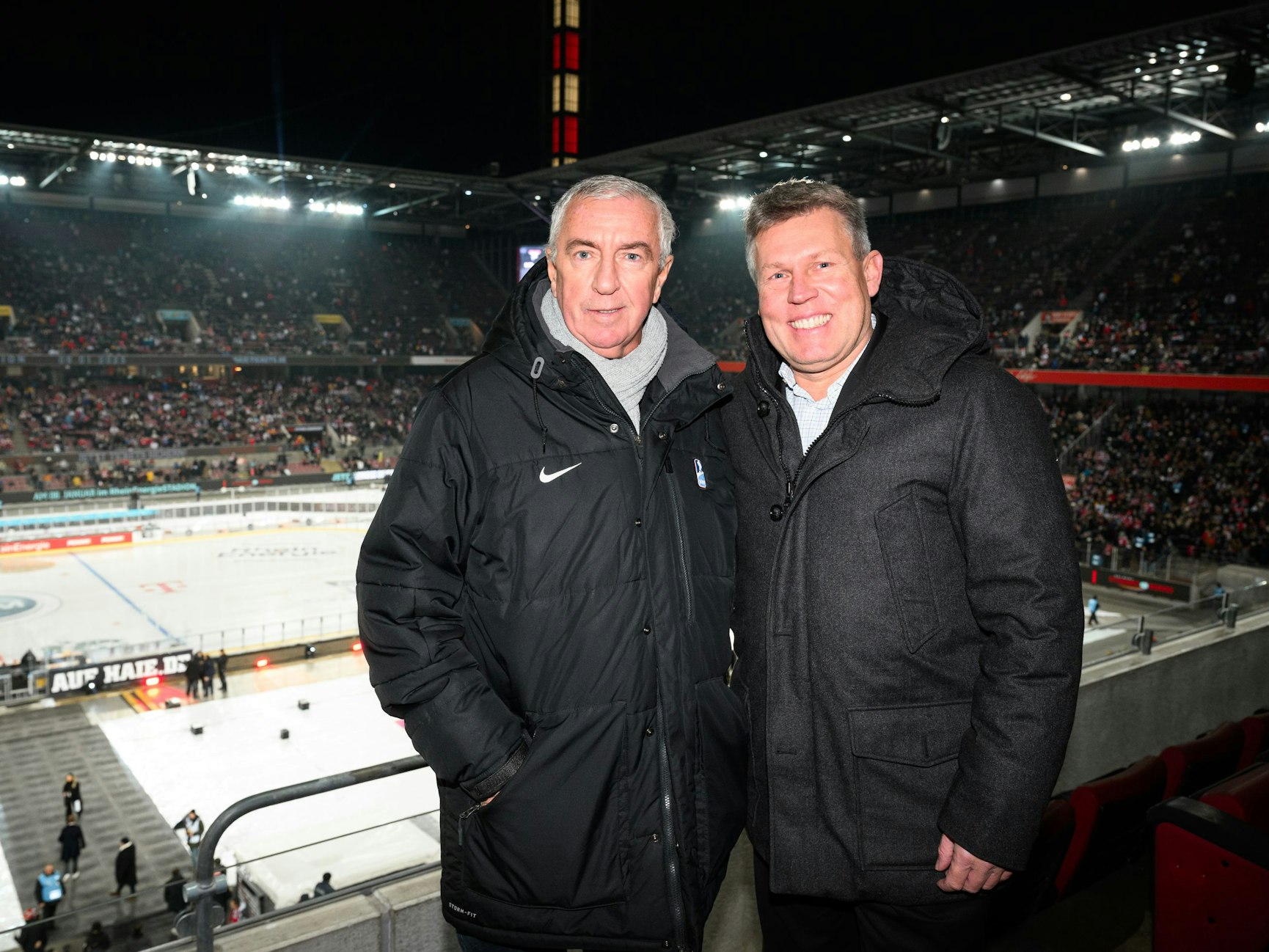 IIHF-Präsident Luc Tardif und DEL-Geschäftsführer Gernot Tripcke stehen im Rhein-Energie-Stadion beim Eishockey-Spiel Haie gegen Mannheim.