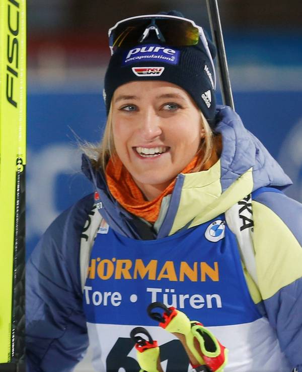 Anna Weidel lacht nach ihrem Auftritt beim Biathlon-Weltcup in Kontiolahti.