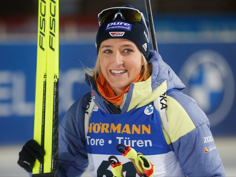 Anna Weidel lacht nach ihrem Auftritt beim Biathlon-Weltcup in Kontiolahti.