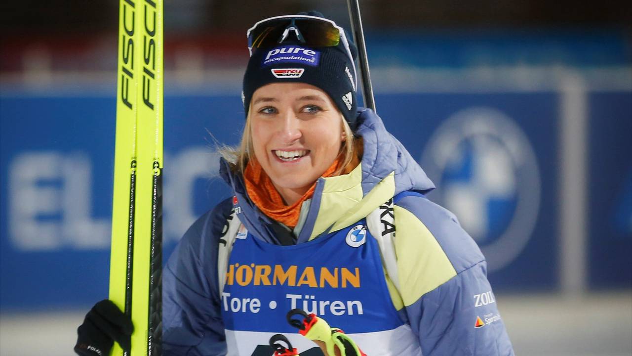 Anna Weidel lacht nach ihrem Auftritt beim Biathlon-Weltcup in Kontiolahti.