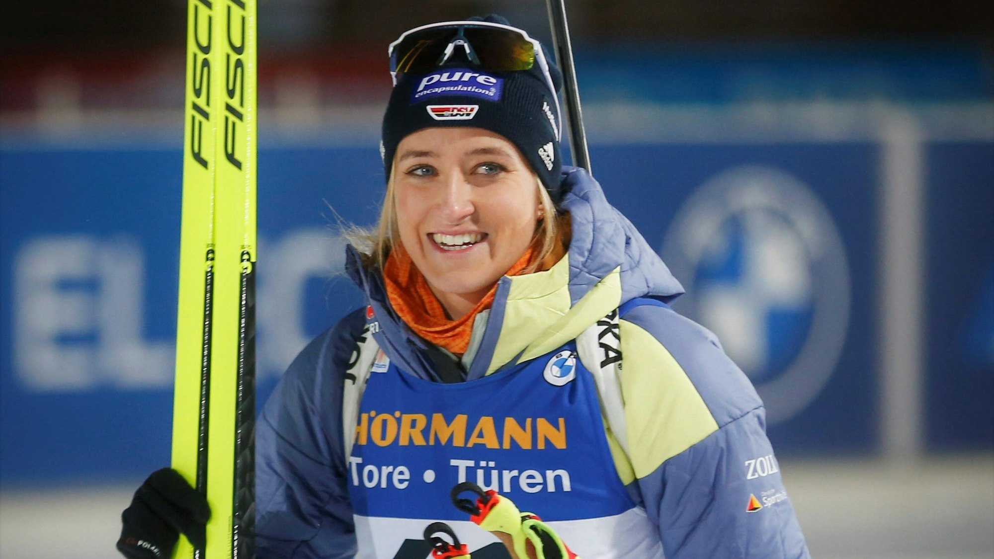 Anna Weidel lacht nach ihrem Auftritt beim Biathlon-Weltcup in Kontiolahti.