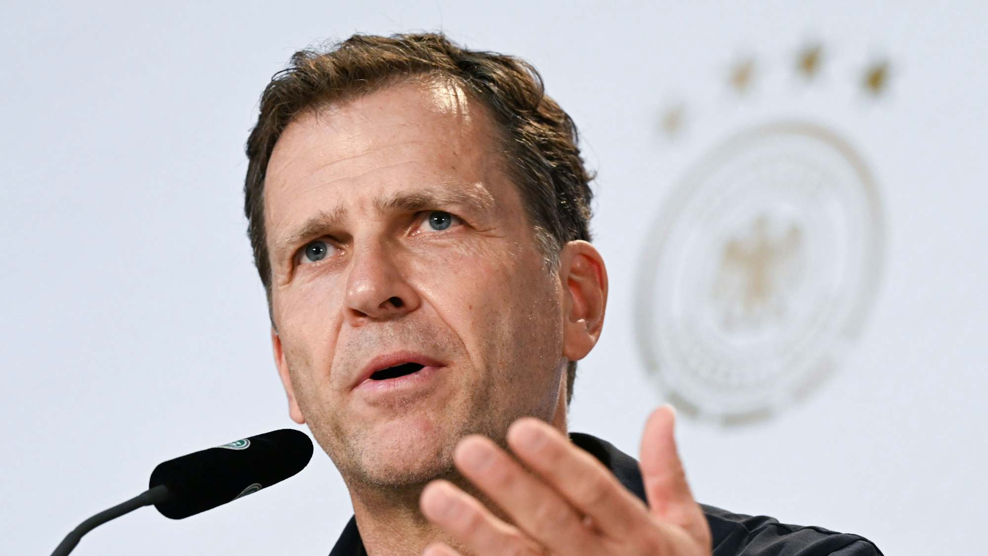 Nationalmannschaftsdirektor Oliver Bierhoff spricht bei einer PK.