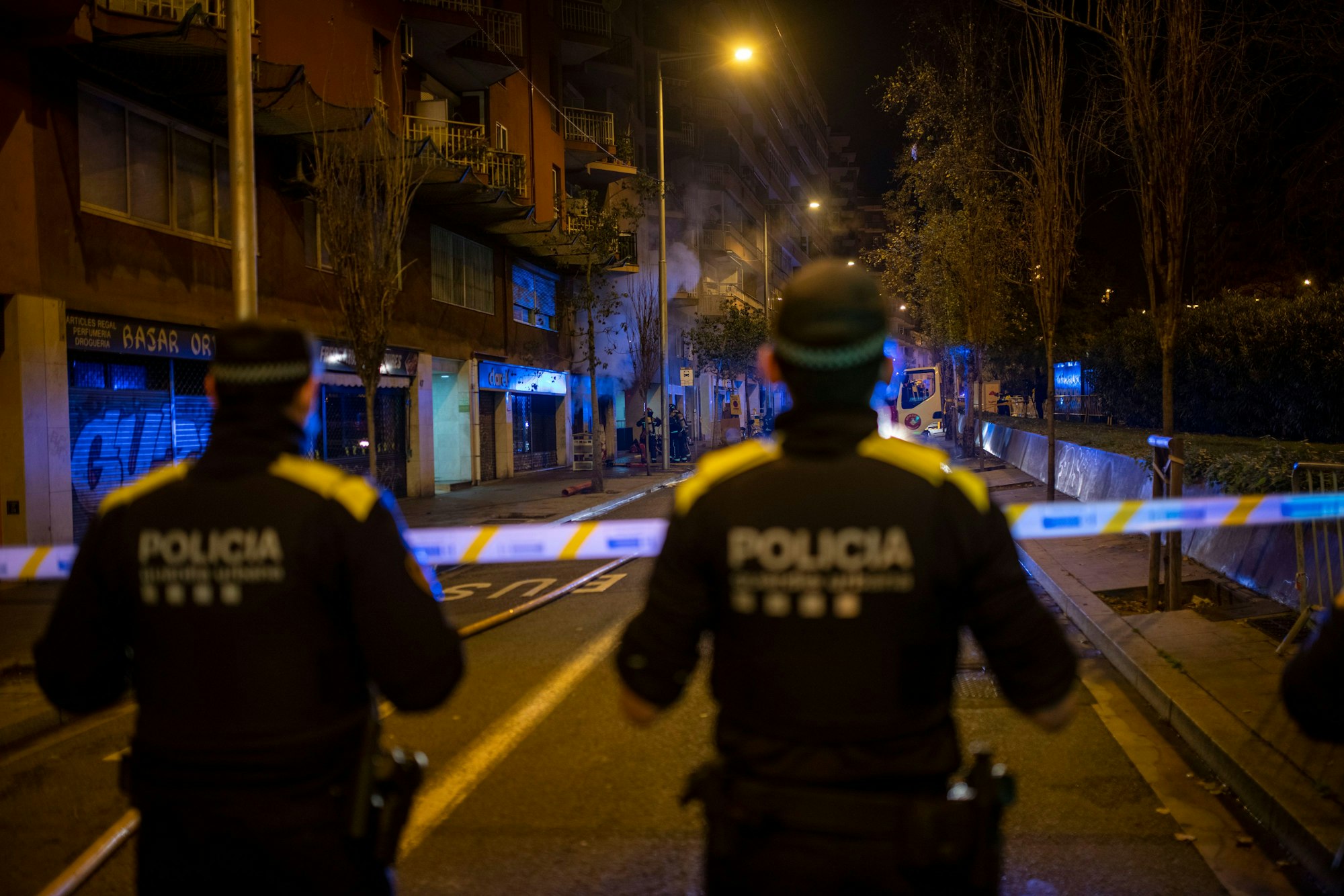 Zwei Polizisten stehen vor einer Straße in Barcelona. Die Aufnahme von Januar 2022 dient als Symbolfoto.