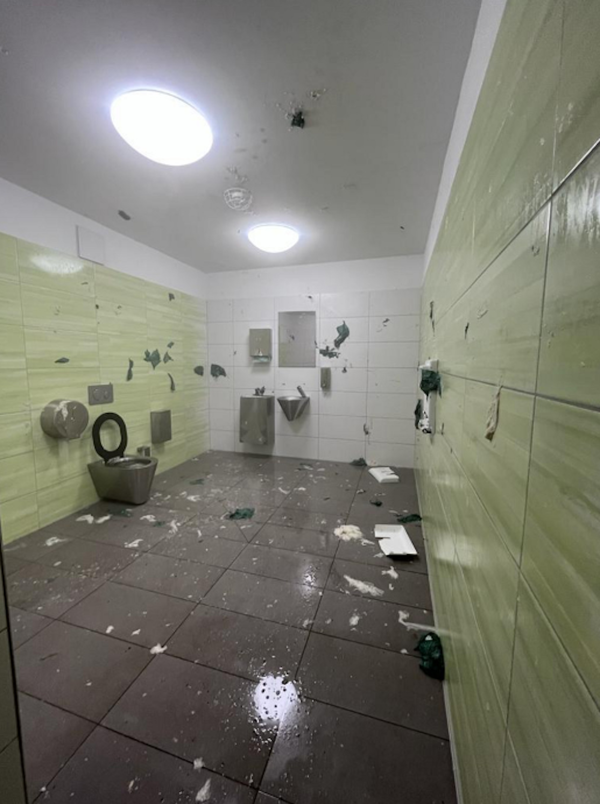 An den Wänden klebt nasses Papier, der Wickeltisch an der Wand wurde zerstört.